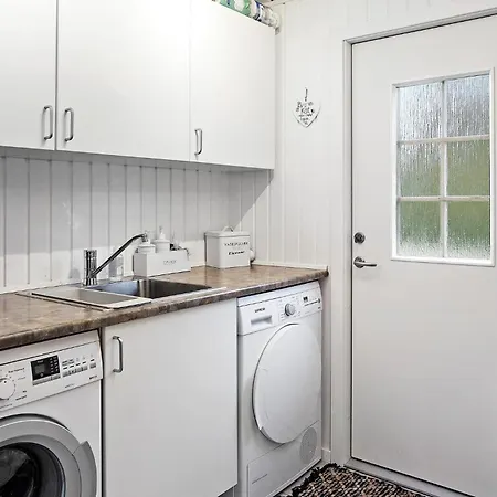 3 Bedroom Cozy In Vaeggerlose * Bøtø By