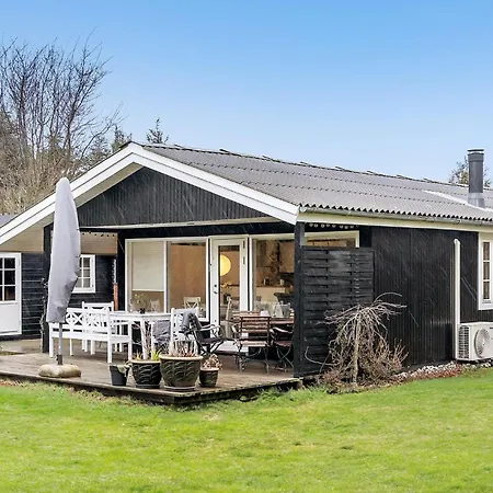 3 Bedroom Cozy In Vaeggerlose Holiday home *